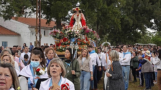 Los romeros desafían a la lluvia para arropar a la Virgen de Bótoa