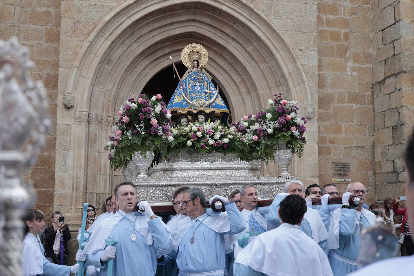 Fotos | La lluvia no impide que los cacereños acompañen a la Virgen de la Montaña