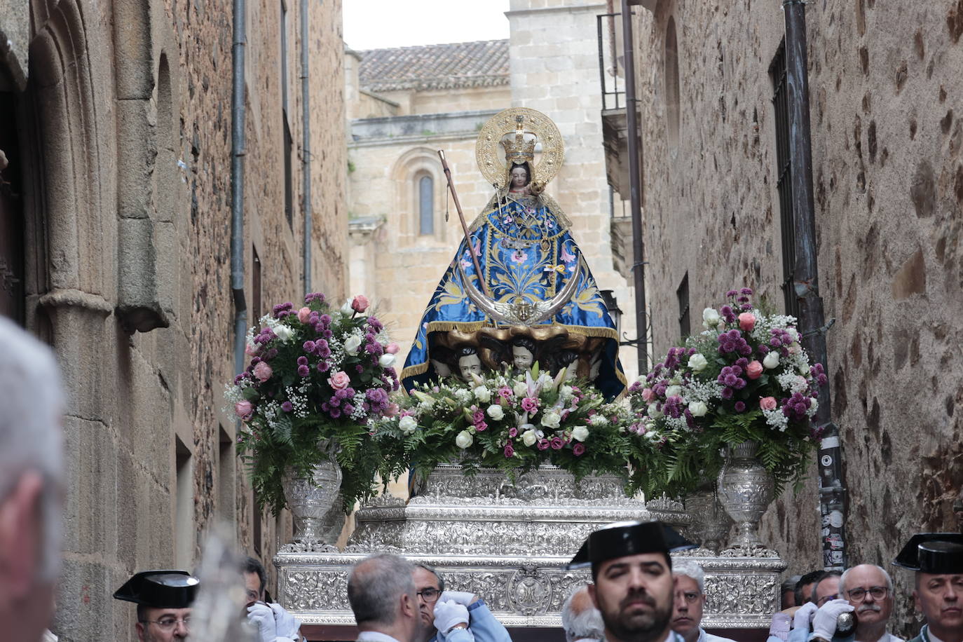 Fotos | La lluvia no impide que los cacereños acompañen a la Virgen de la Montaña