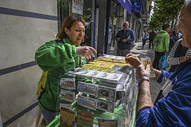 Maribel Valero en su punto de venta tras repartir el premio.