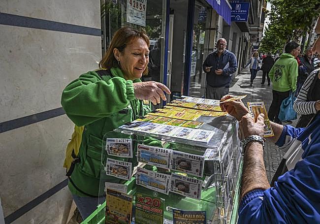 Maribel Valero, vendiendo cupones esta mañana en su puesto de Ricardo Carapeto.