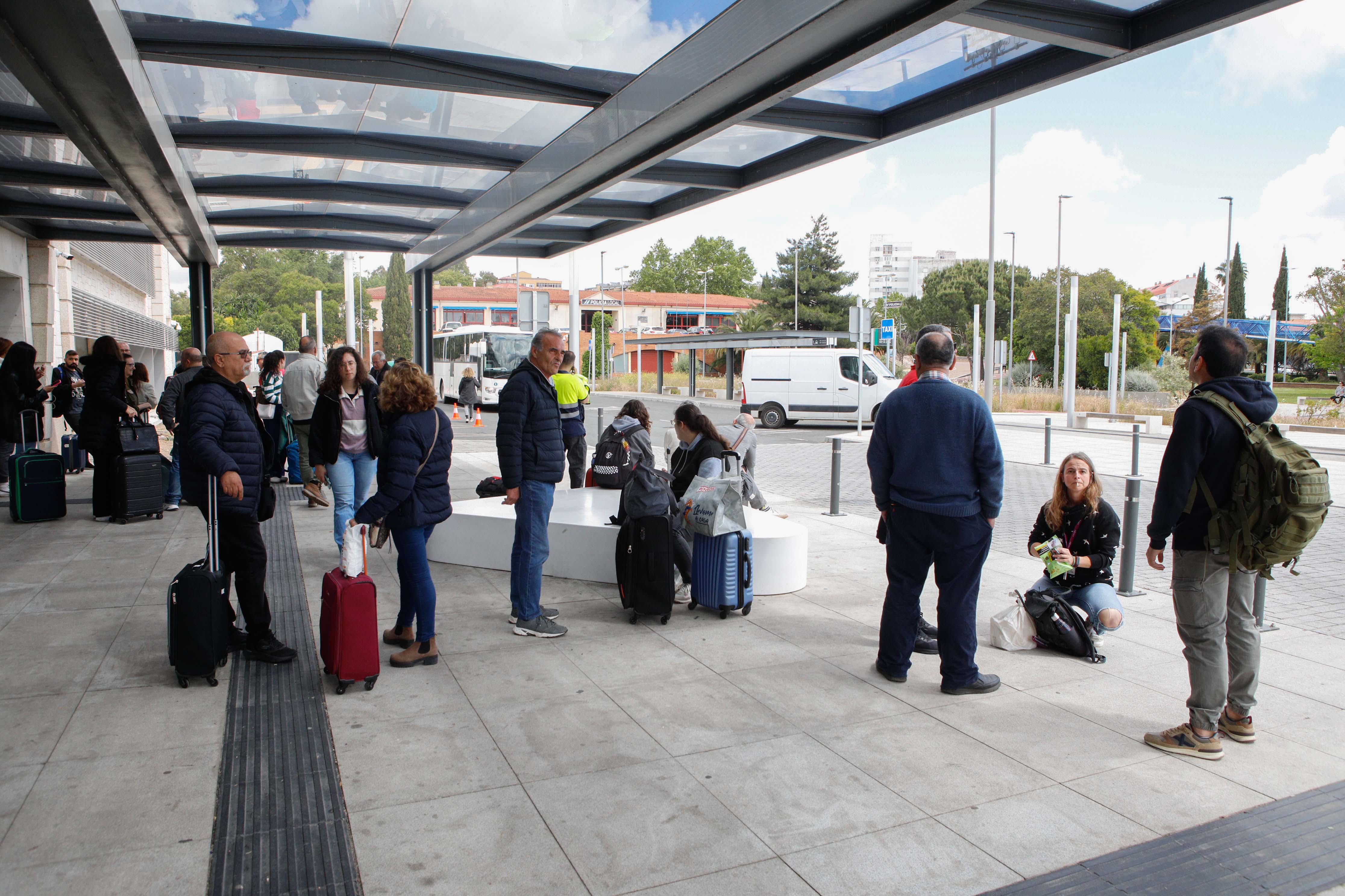 Desconcierto y quejas el primer día sin trenes en la estación de Cáceres