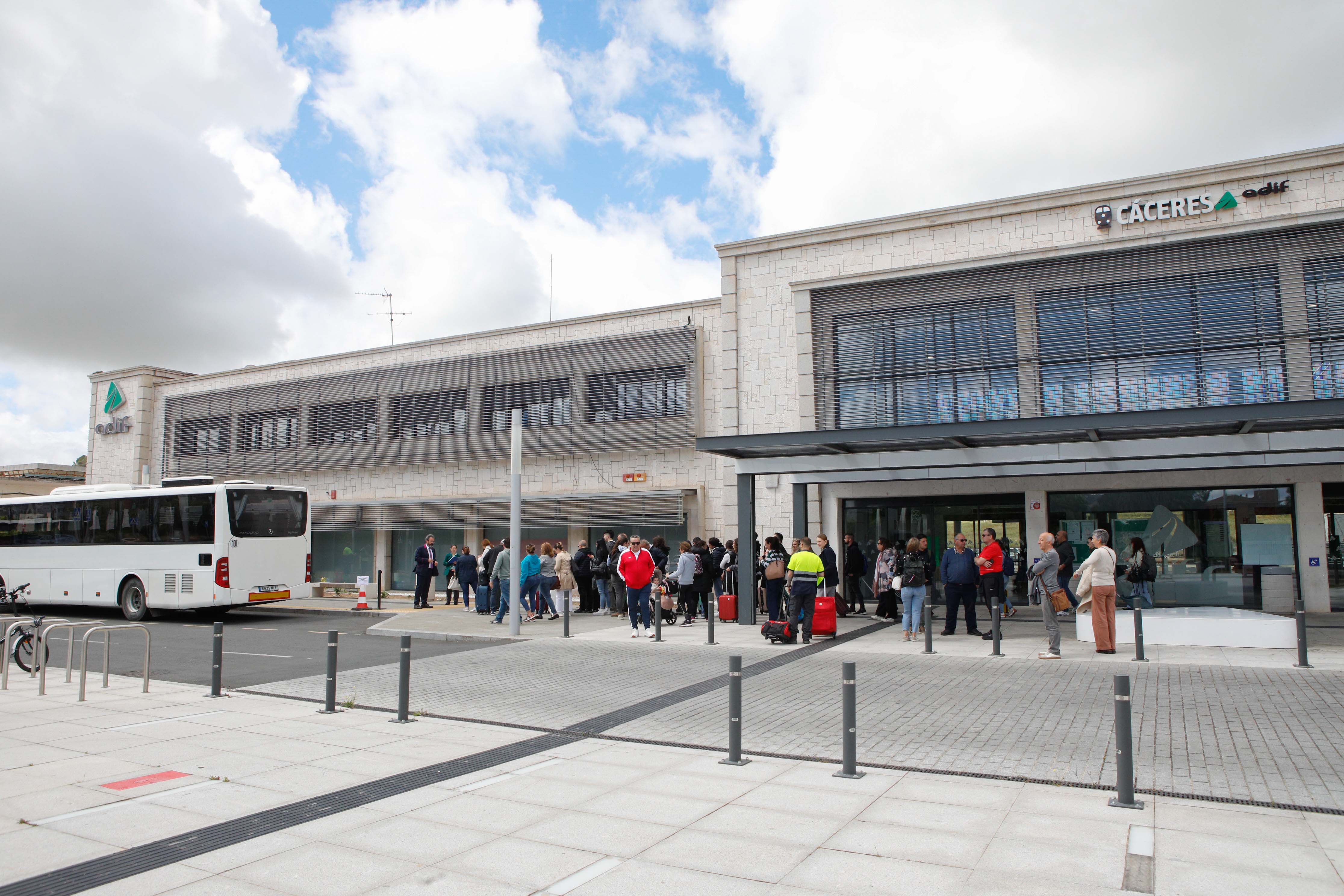 Desconcierto y quejas el primer día sin trenes en la estación de Cáceres