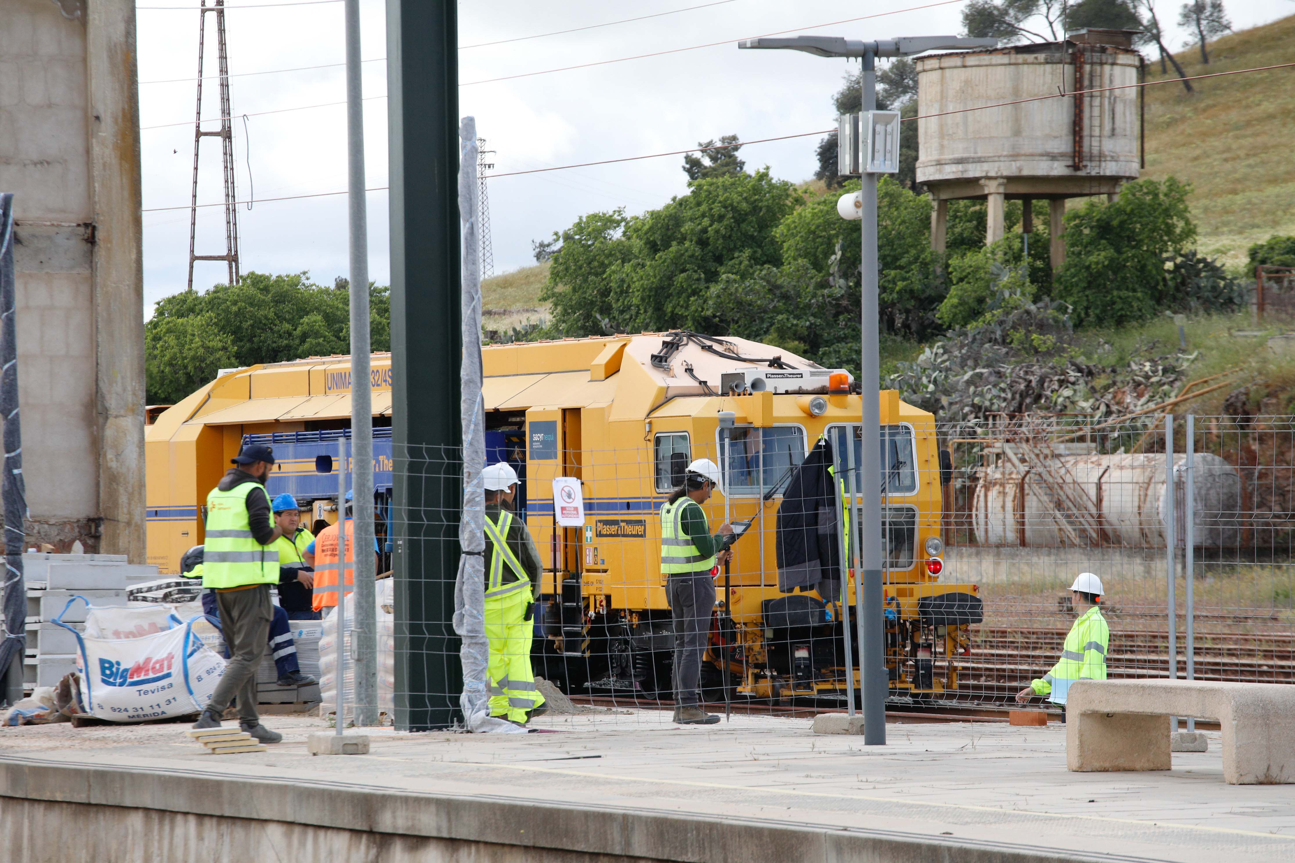 Desconcierto y quejas el primer día sin trenes en la estación de Cáceres