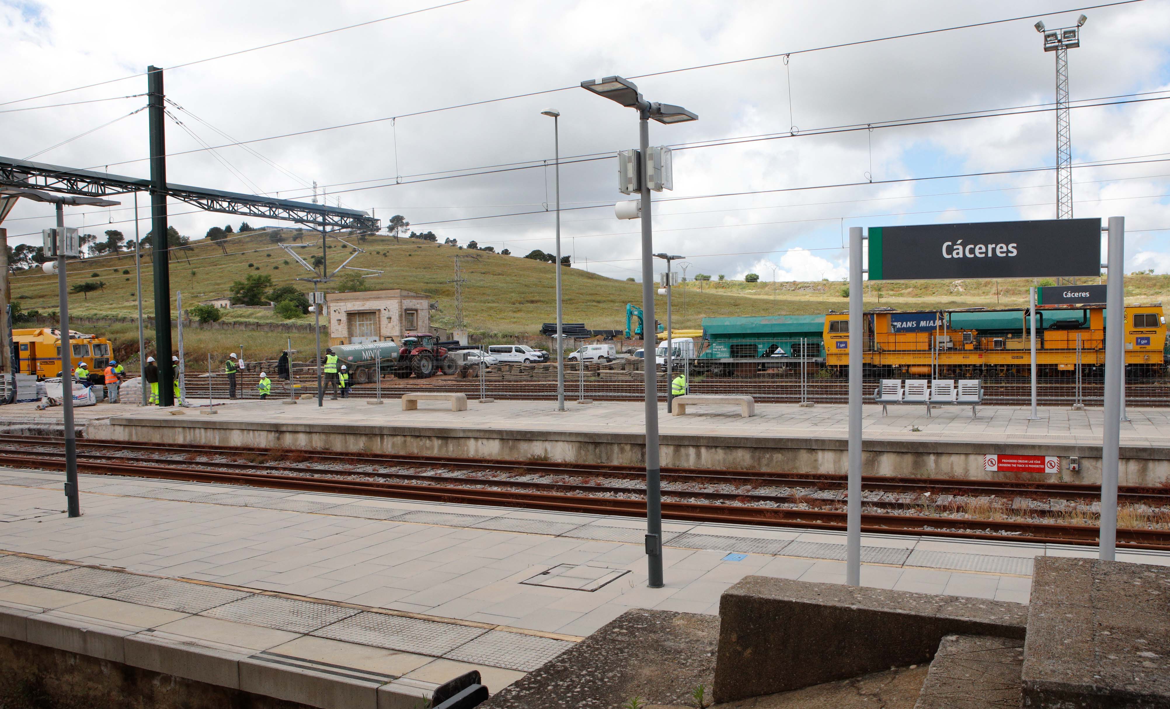 Desconcierto y quejas el primer día sin trenes en la estación de Cáceres