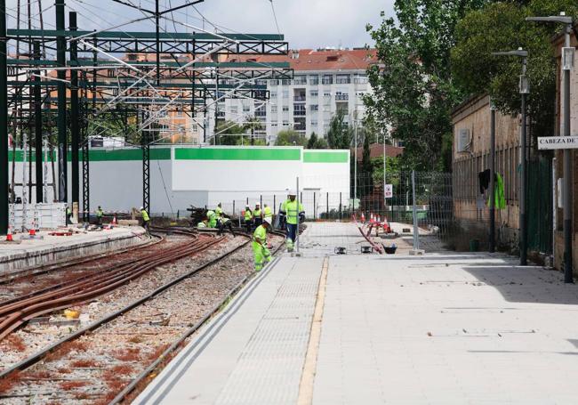 Operarios trabajando en las vías del tren.