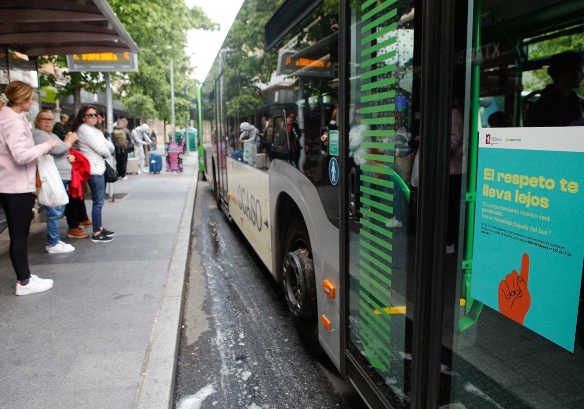 A la derecha, cartel de sensibilización colocados desde la semana pasada en los autobuses urbanos de Cáceres.