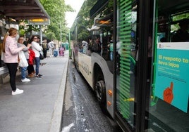 A la derecha, cartel de sensibilización colocados desde la semana pasada en los autobuses urbanos de Cáceres.