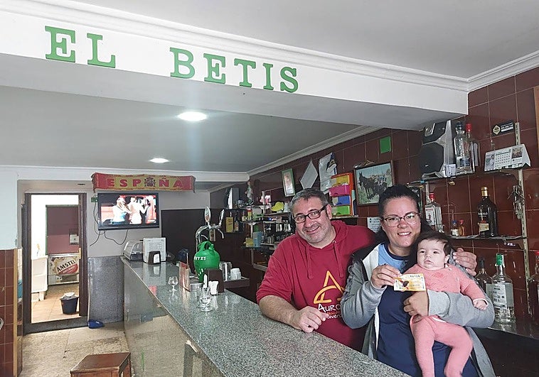 Juan José Holgado, Rocío González y su sobrina, con el cupón premiado en su bar.