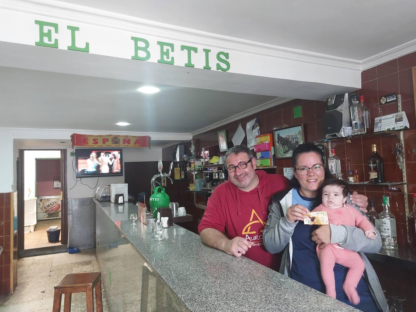 Júbilo en el bar Nuevo Betis por el premio de la ONCE