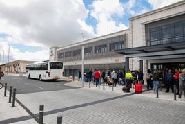 Viajeros a las puertas de la estación de tren de Cáceres.