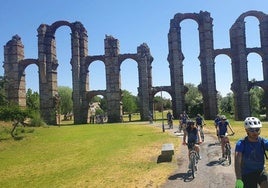 Abril ha sido un mes cálido y con poca lluvia en Extremadura. En la imagen, ciclistas por el Acueducto de Los Milagros de Mérida.