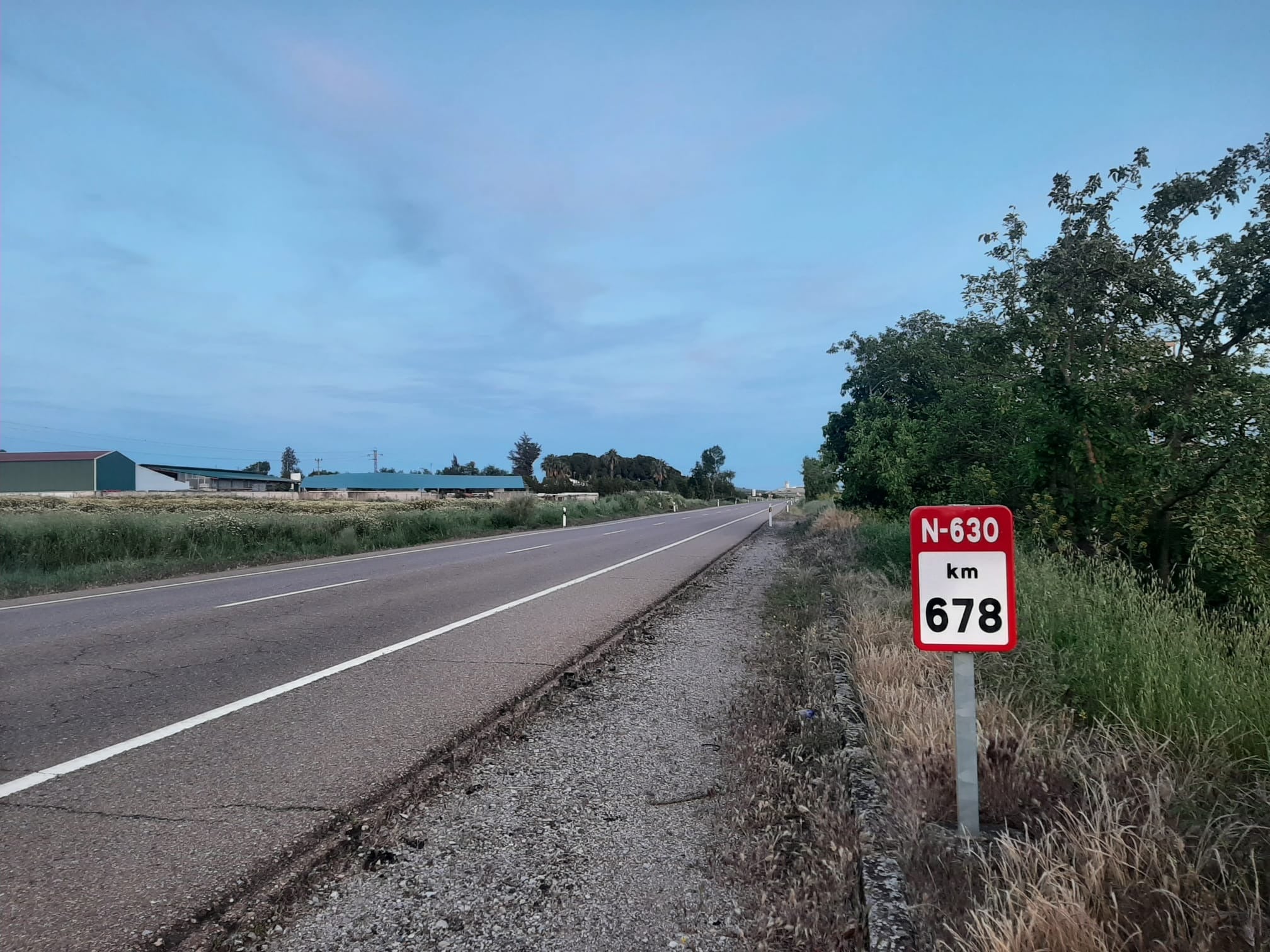 Trasladan al hospital a un trabajador golpeado en la cabeza por un tractor cerca de Los Santos de Maimona