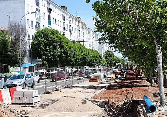 Estado actual de la avenida Héroes de Baler, cuya reforma comenzó el 26 de septiembre con un plazo de ejecución de once meses.