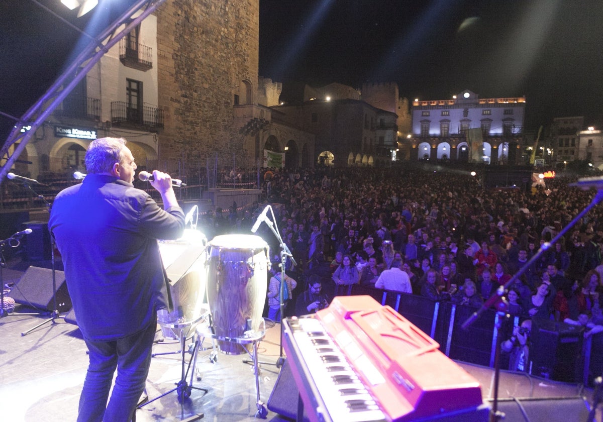 En 2017 Isidro Timón pronunció el manifiesto Womad ante una atestada Plaza Mayor.