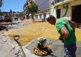 Un operario trabaja en la avenida de San Blas. ARMANDO MÉNDEZ