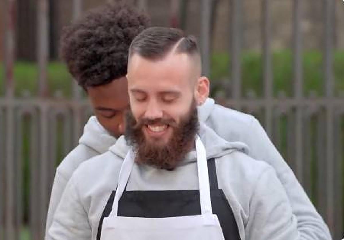 Maicol fue el encargado de ponerle el delantal a David tras perder ante él la repesca.