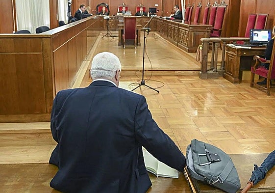 El condenado al inicio del juicio que se celebró en la Audiencia de Badajoz.