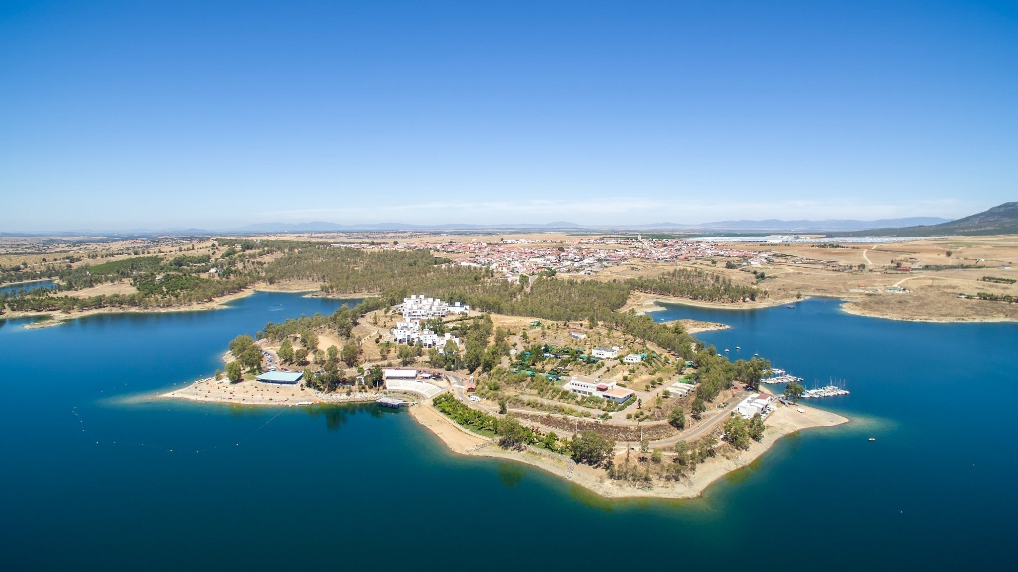 Vista aérea de la playa de Orellana la Vieja. 