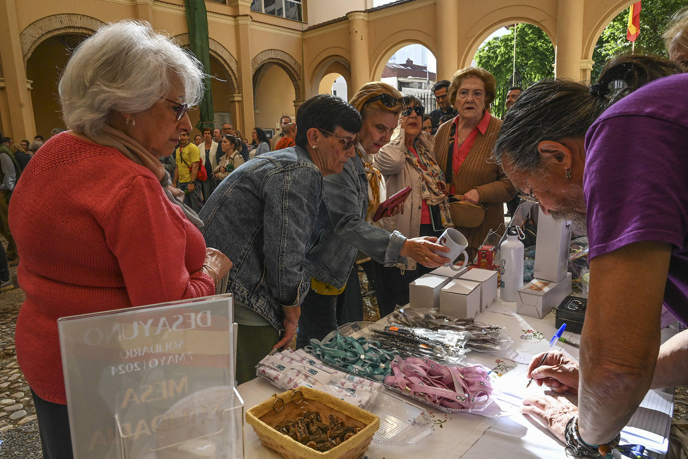 Desayuno solidario de la Guardia Civil a favor del Asociación Oncológica de Extremadura (AOEx)