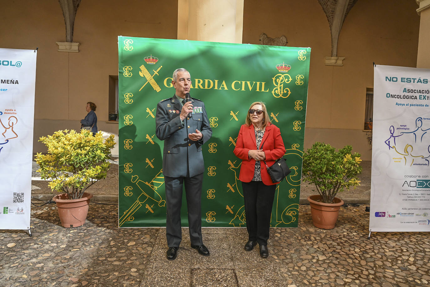 Desayuno solidario de la Guardia Civil a favor del Asociación Oncológica de Extremadura (AOEx)