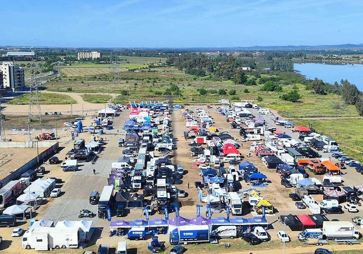 Campo base del Rally Raid luso en Badajoz, en el paseo fluvial.