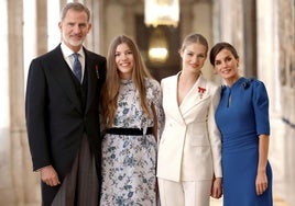 Un pañuelo con estampado tradicional extremeño para la Reina Letizia