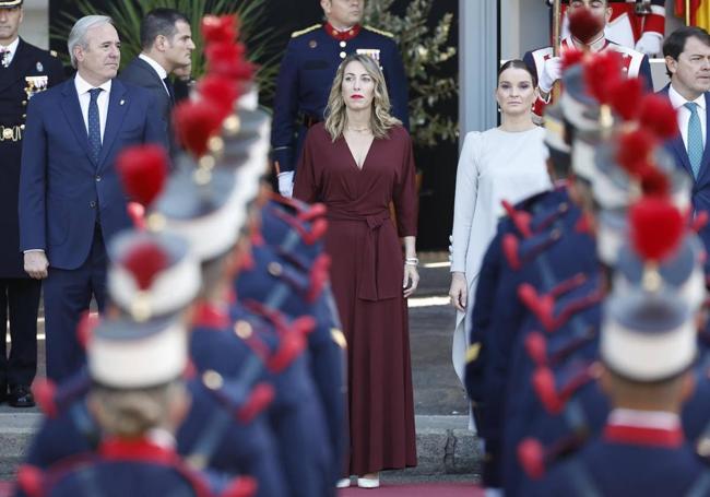 En el centro, María Guardiola, presidenta de Extremadura en el acto del Día de la Hispanidad celebrado el año pasado.