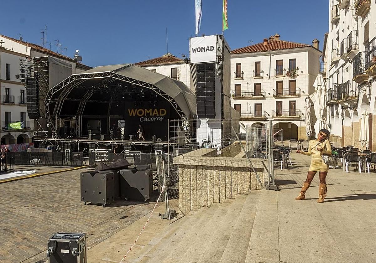Todo listo en la Plaza Mayor de Cáceres para la celebración del Womad 2024.