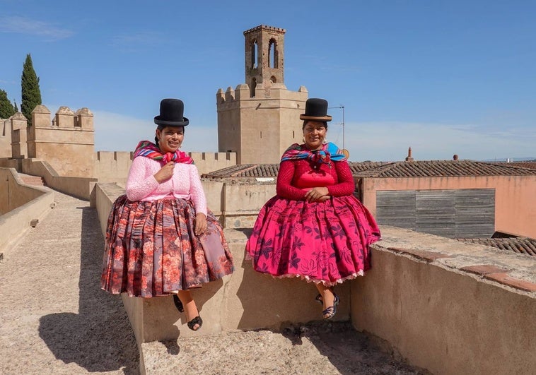 Las cholitas bolivianas Elena Quispe y Cecilia Llusco este jueves por la tarde en la Alcazaba pacense antes de su charla en la UEx.