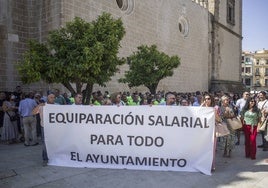 Concentración de los trabajadores municipales a las puertas del Ayuntamiento en 2022.