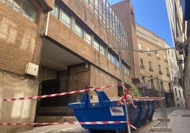 Contenedor de obra situado a las puertas del edificio de Clavellina.