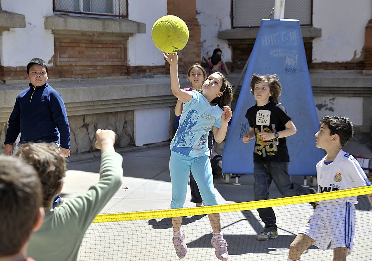 Escolares practican deporte en el patio de un centro educativo.