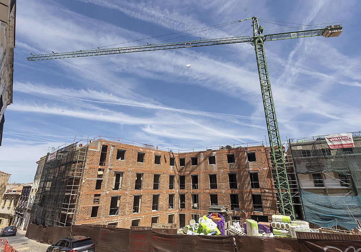 Estado actual de las obras del futuro hotel de Godoy desde la calle Zapatería. La parte que se ve es de nueva construcción.