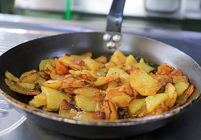 Uno de los trucos es subirle el fuego a las patatas al final.