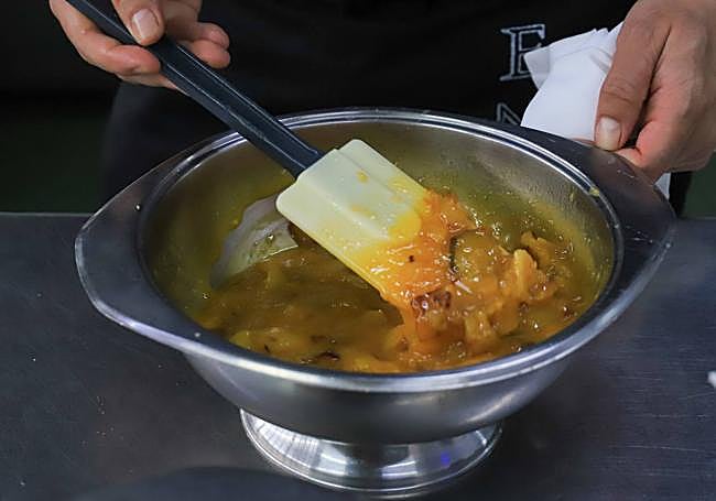 Adrián no bate los huevos, simplemente los mezcla con la patata caliente.