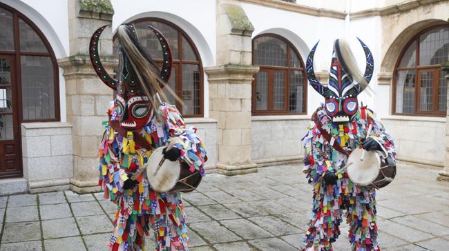 En Piornal cada finales del mes de enero celebran San Sebastián con una fiesta de lo más única. El Jarramplas. ¿Qué tipo de verdura se les arroja a los disfrazados de Jarramplas?