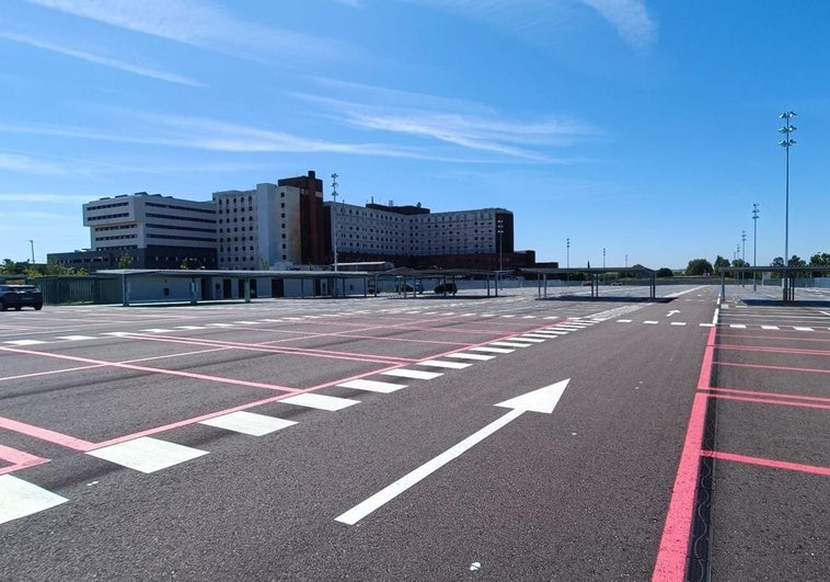 Estacionamientos vacíos en la apertura del nuevo parking del Universitario de Badajoz, en la mañana de este viernes.