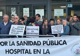 La Plataforma por un Hospital en la Sierra de San Pedro durante una manifestación, en una imagen de archivo.