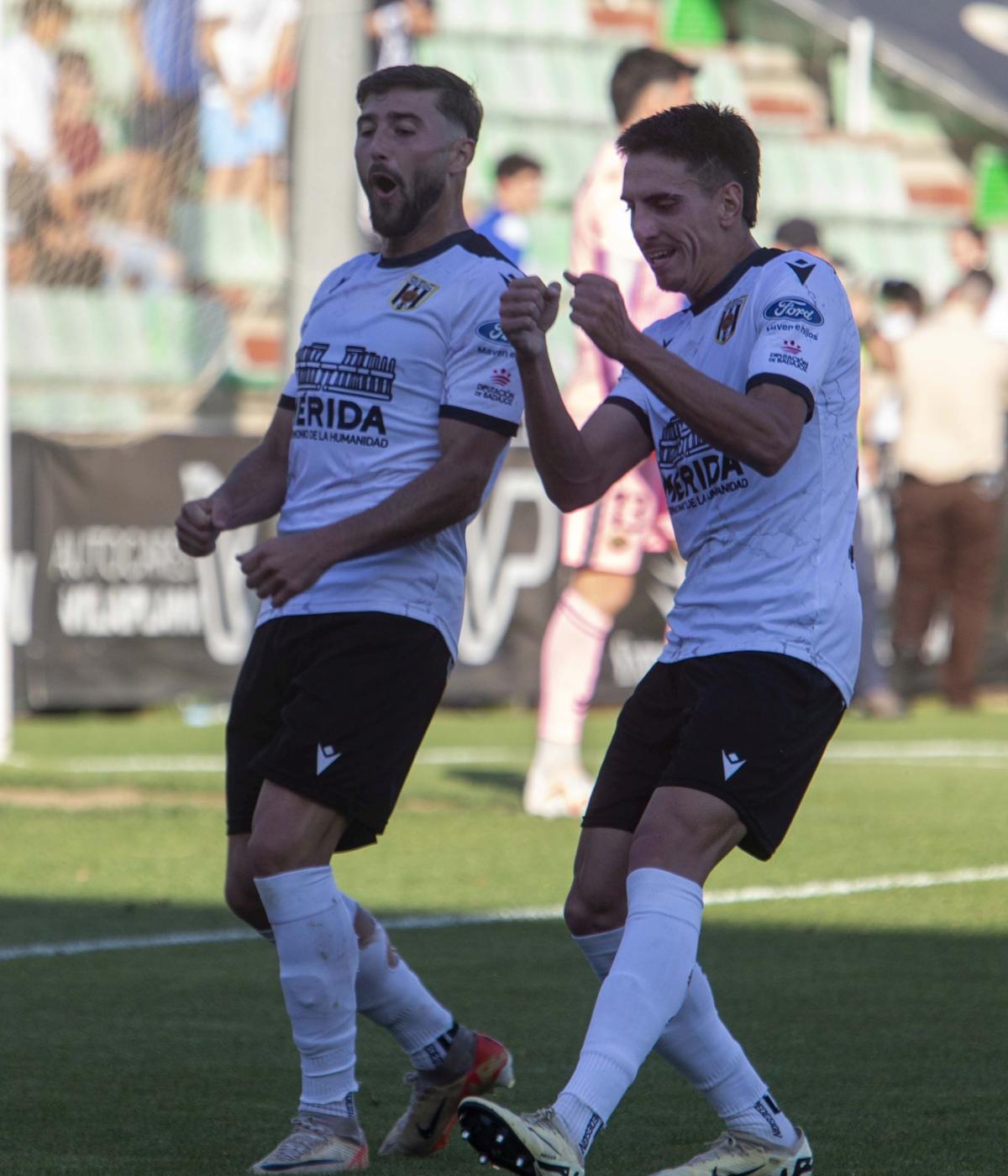 Chuma y Busi celebran el segundo tanto del Mérida.