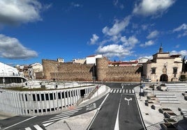 Vista de la reordenación del entorno del Puente Trujillo de Plasencia e imagen real del aparcamiento de la calle Eulogio González.