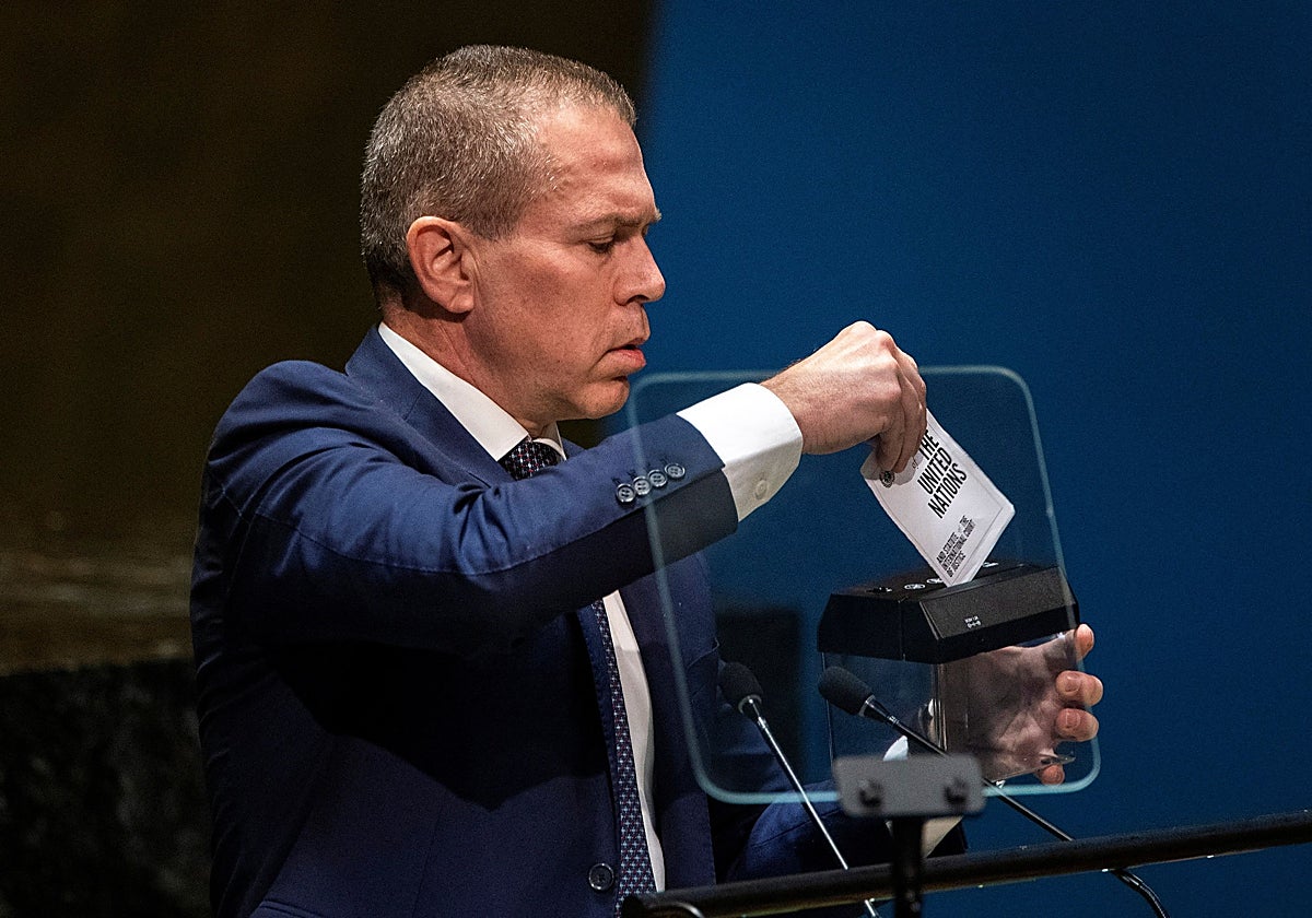 El embajador israelí tritura ante los presentes la carta de Naciones Unidas.