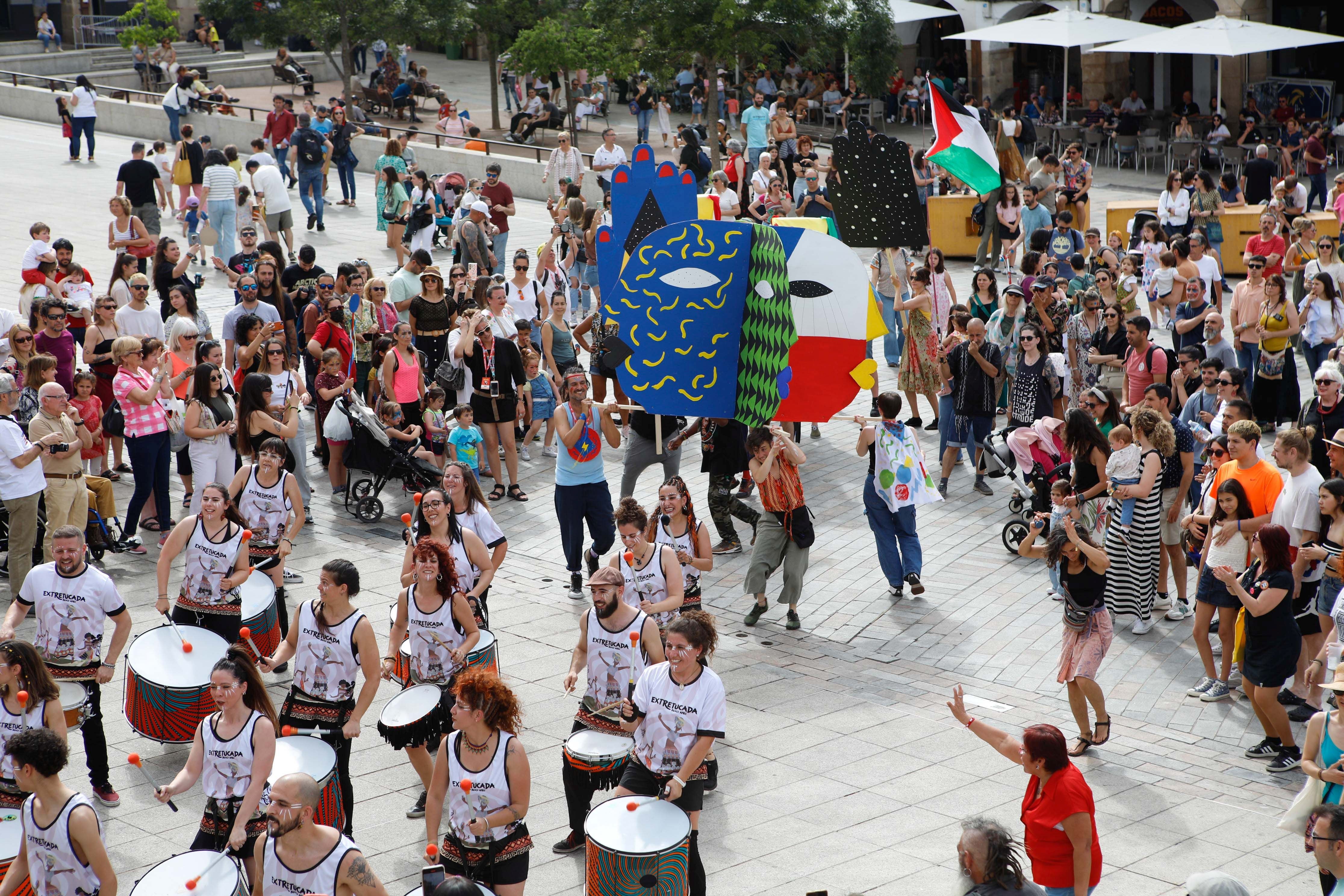 Womad se despide a ritmo de batucada