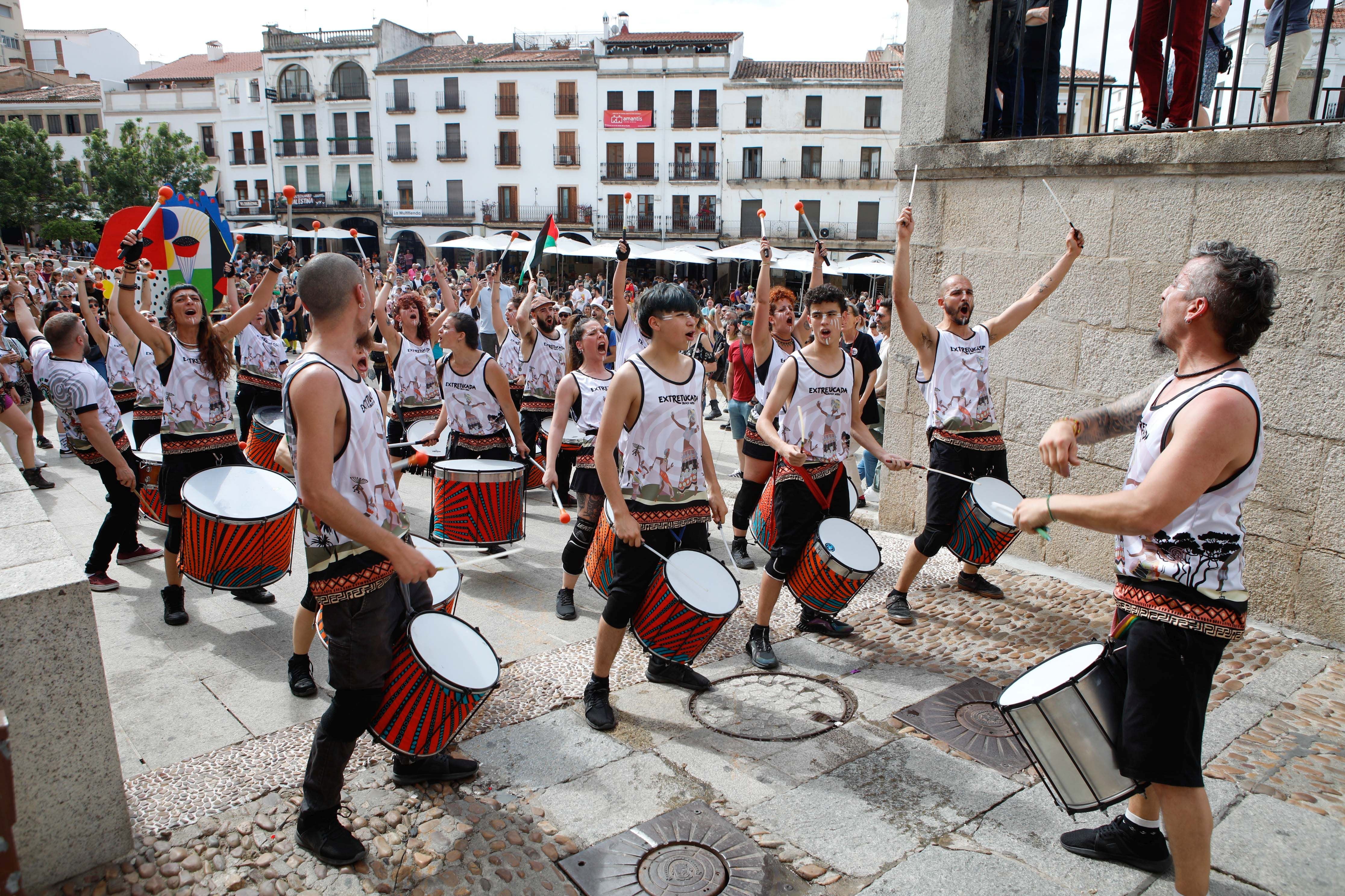 Womad se despide a ritmo de batucada