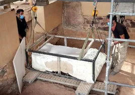 Extracción de los elementos del arca ferrata de la Casa del Mitreo en 2021.