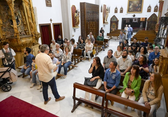 Explicaciones en la capilla del convento.