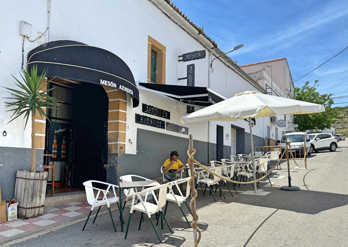 Imagen secundaria 1 - Terraza, fachada y un detalle de Azuquita.