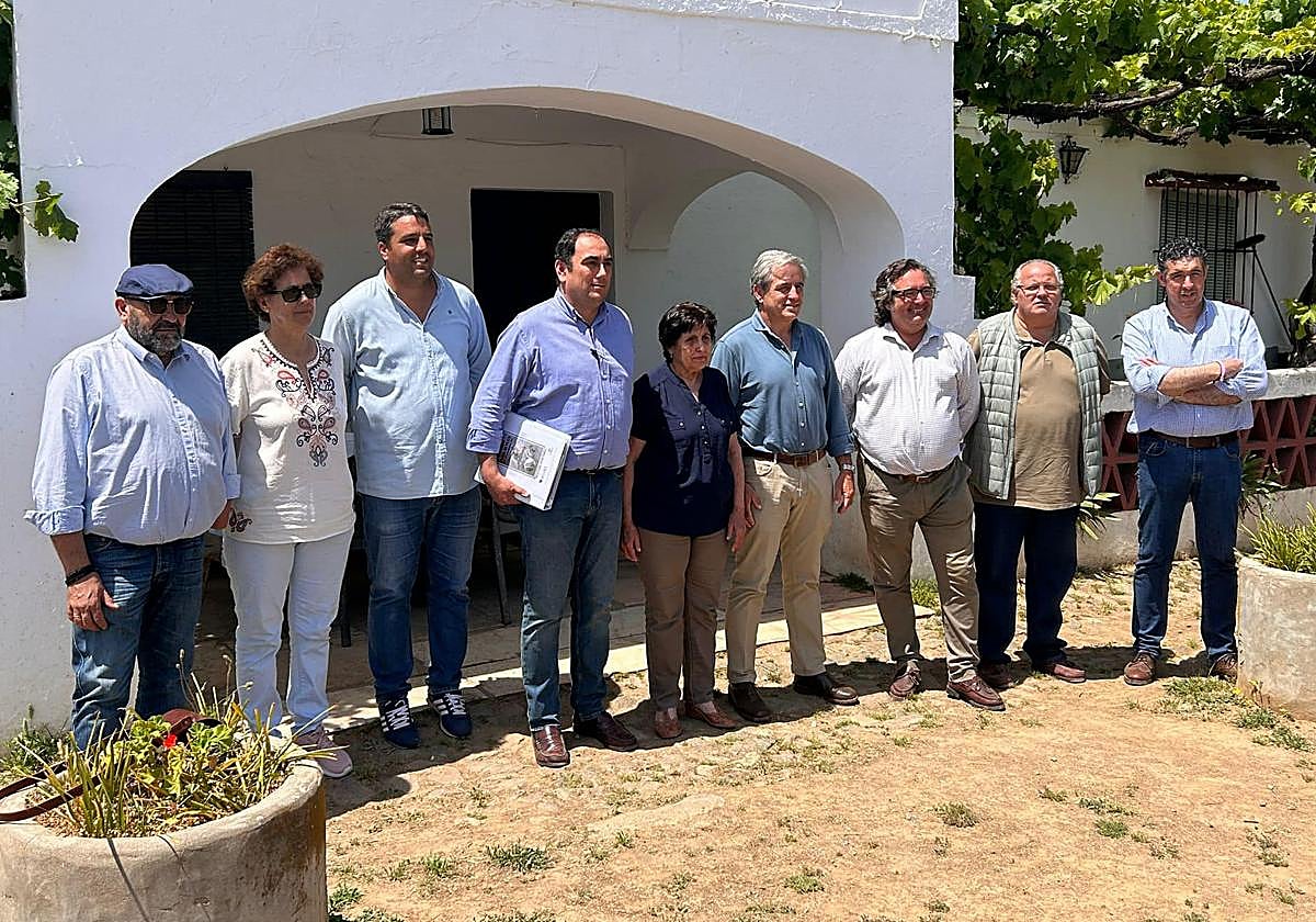Los organizadores del Bolsín junto a las autoridades asistentes al último tentadero