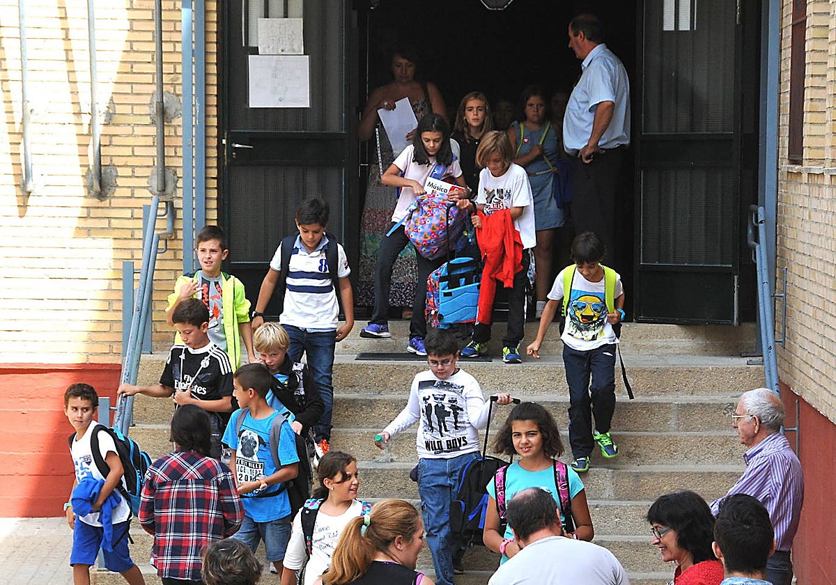 Alumnos extremeños el primer día de colegio en una imagen de archivo.