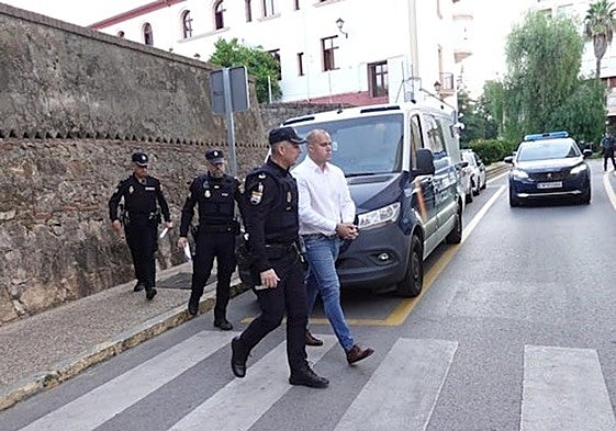 Expectación a las puertas de los juzgados antes de que arranque el juicio por Chavero